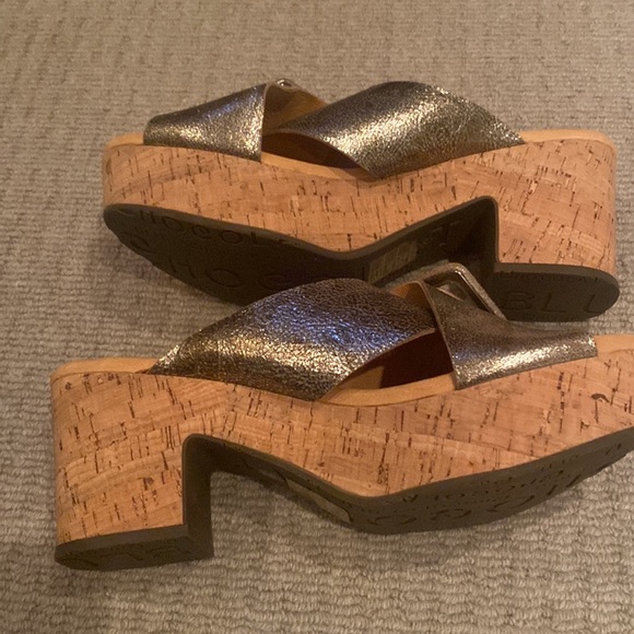 Chocolate Blu metallic sandal. Size 9 - Picture 3 of 5